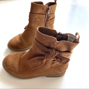 Tan boots with bow